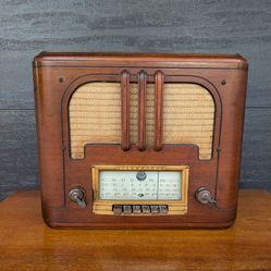 Silvertone Vintage Wood Table Top Tube Radio