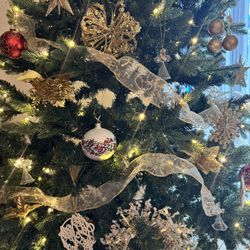Christmas Tree 9.5ft With All Ornaments And Lights And Topper