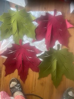 Fabric material , leaves shape 4 mats size 18/18 “ $ 5/1