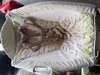 Vibrating newborn chair