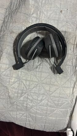 Black Over-Ear Headphones Ila’s