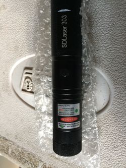 Lasers de mano en diferentes colores incluye batería recargable y cargador tengo el verde rojo Y morado 25 cada uno