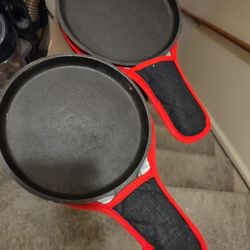 Set Of Two Skookie 7-in Cast Iron Skillets With Trivet Pot Holders