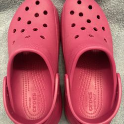 crocs classic crush clog  platform fuchsia pink. 