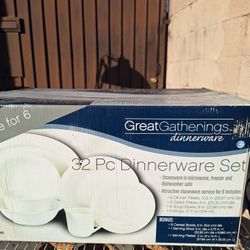 Great GATHERING DINNER WARE SET 32 PC.