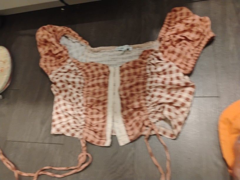 puffy sleeved crop top