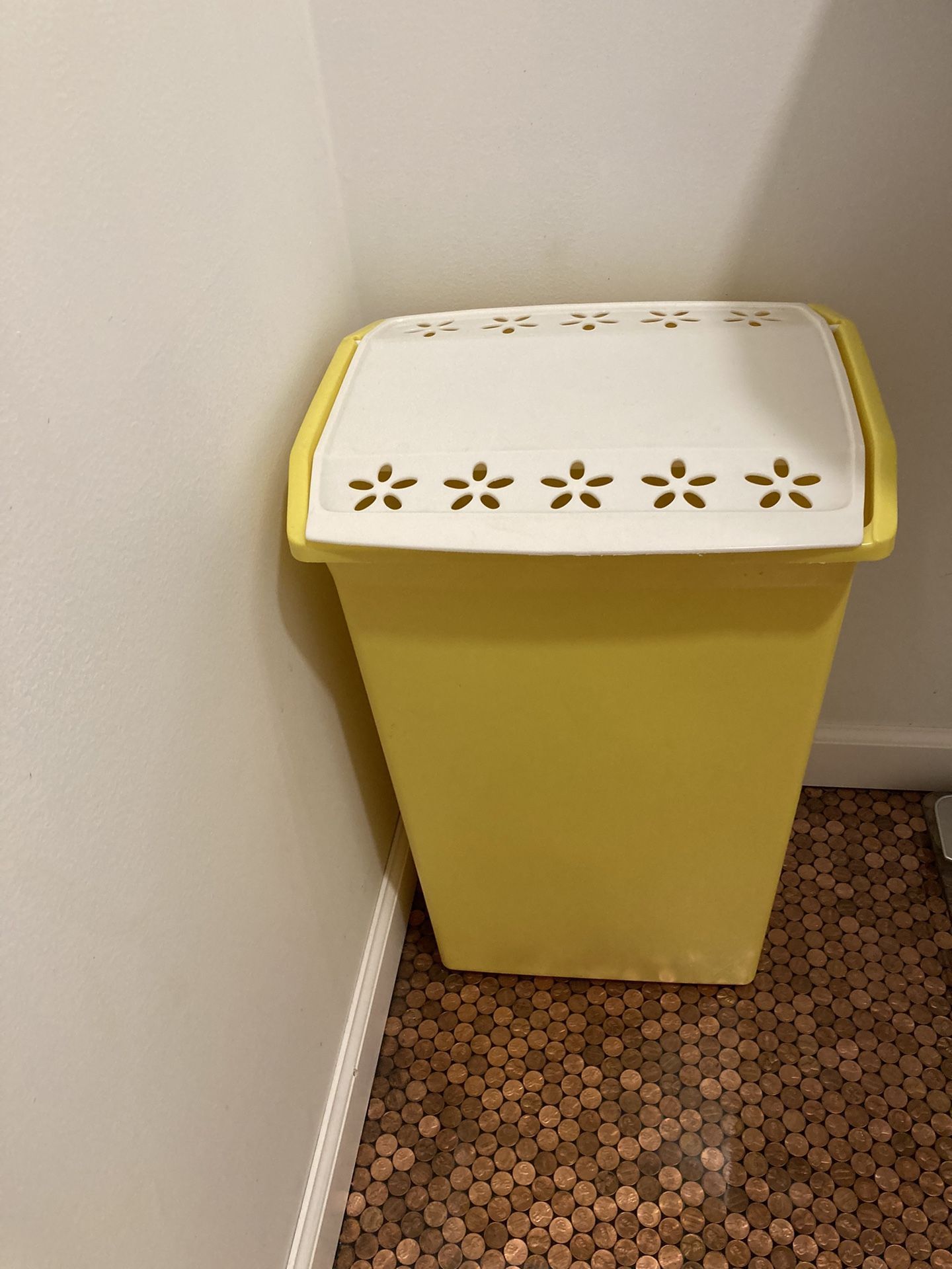 Rare Vintage Rubbermaid Laundry Hamper Basket, 2395 Mid Century Modern