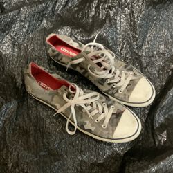 CONVERSE CHUCK TAYLORS GRAY CAMO WITH RED INNER SIZE 11