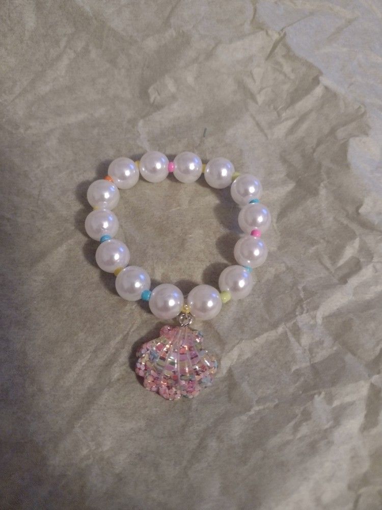 COME AND GET YOUR LITTLE GIRL THIS PEARL AND SPARKLEY SHELL BRACELET