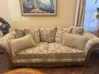 ✨ Beautiful Couch & Matching Loveseat Set – Great Condition! ✨