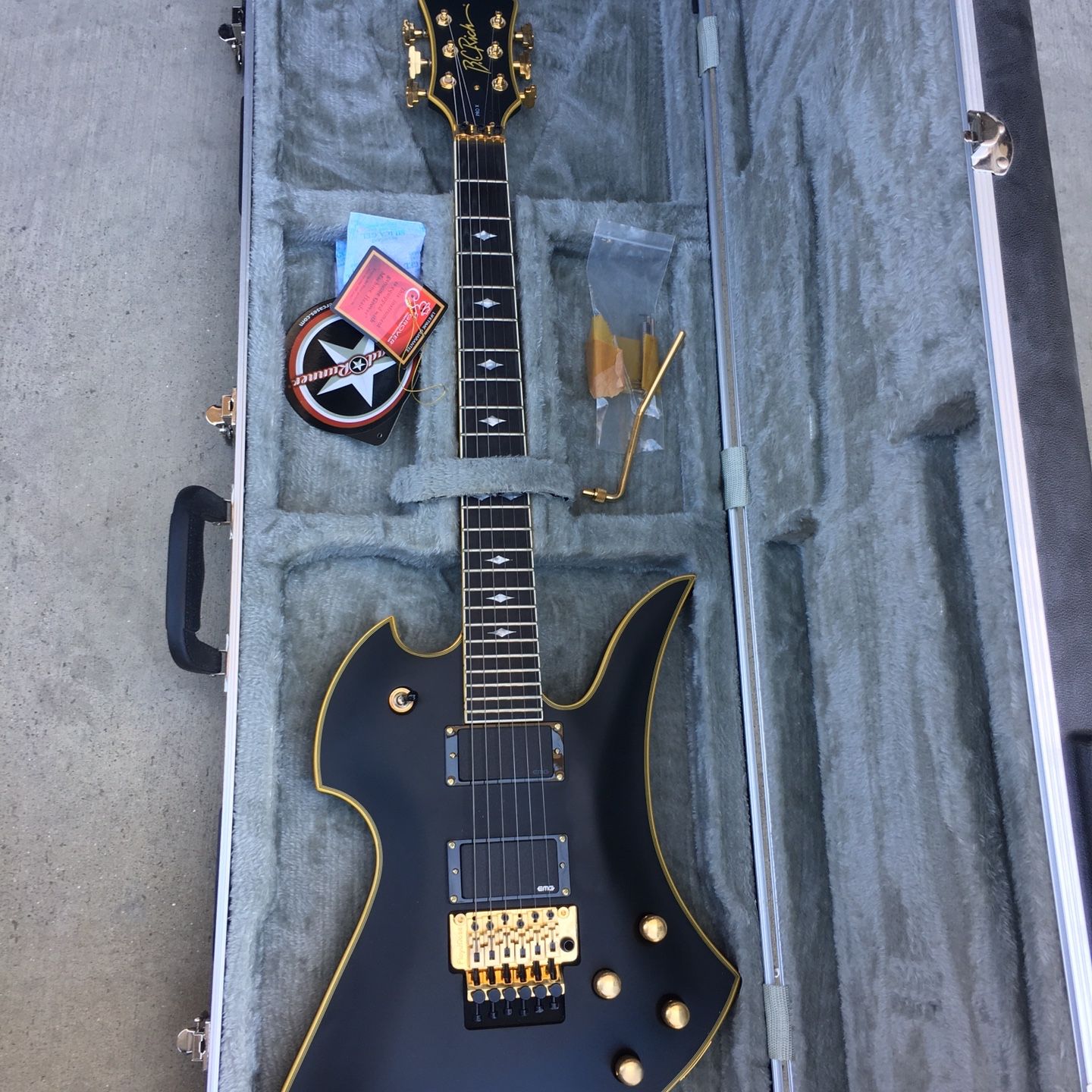 Bc Rich Mockingbird Pro X Black And Gold for Sale in Los Angeles