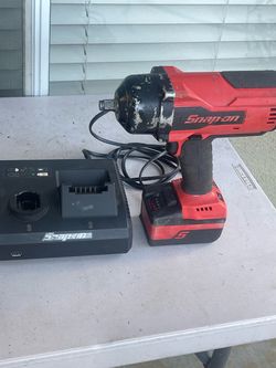 Snap on 1/2 drive. With. Battery and charger