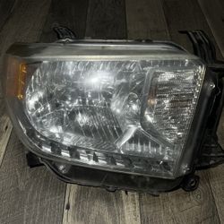 2014-2017 TOYOTA TUNDRA CHROME HEADLIGHT HALOGEN RIGHT DRIVER SIDE