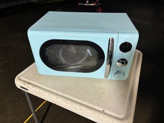 Galanz 0.7 Cu ft Retro Countertop Microwave Oven in Bebop Blue