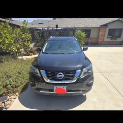 2017 Black  Nissan Pathfinder 