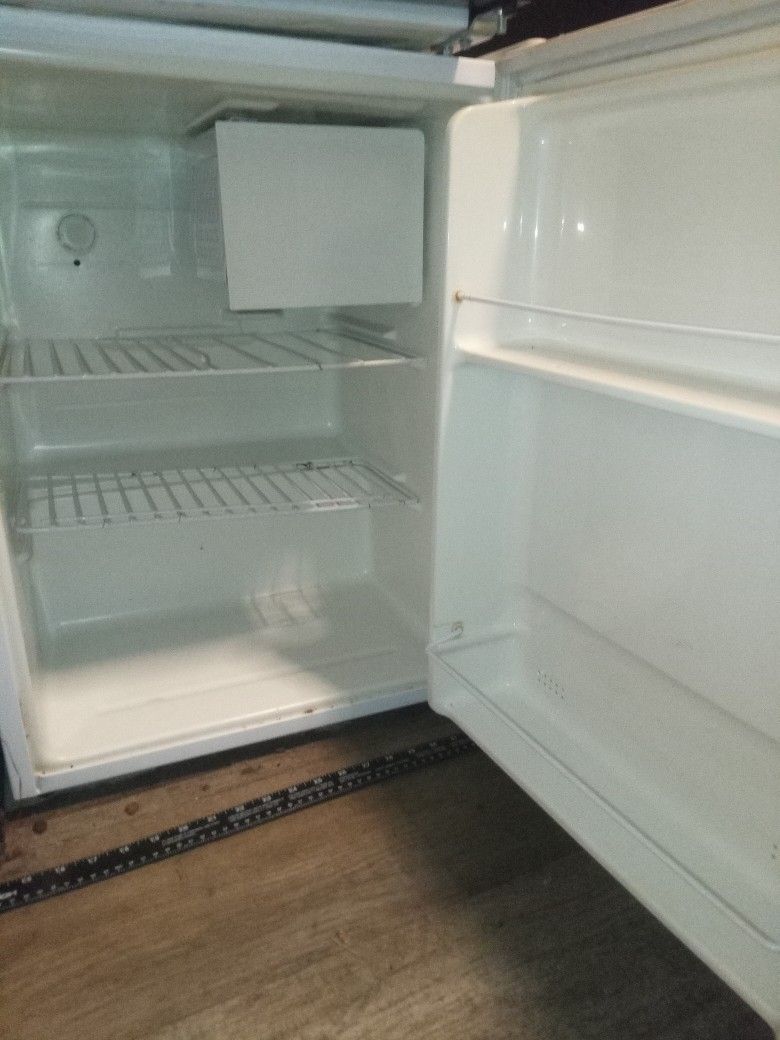 Sanyo Mini Refrigerator 🥶