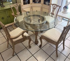 Round dining room table