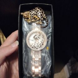 Leapord Watch