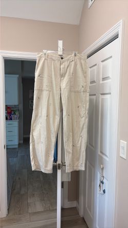 CUTE TAN JEANS WITH WHITE DAISIES