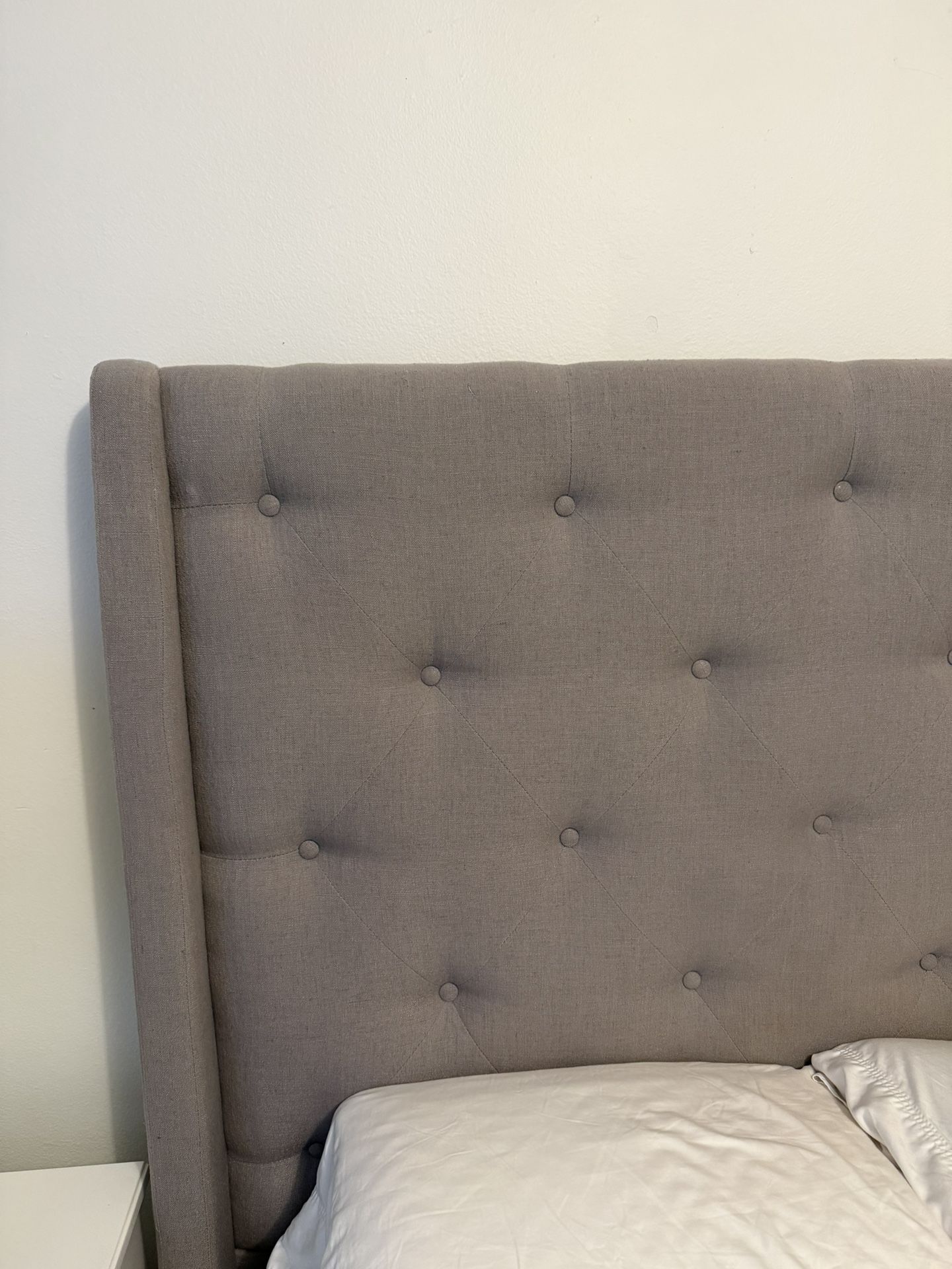 QUEEN BED, DRESSER AND 2 NIGHTSTANDS AND LAMPS!