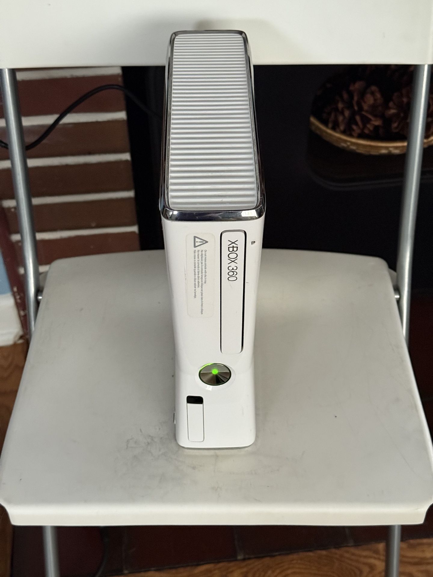 Xbox 360 S 4GB Glossy White Special Edition