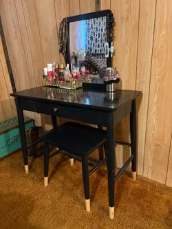 Makeup vanity