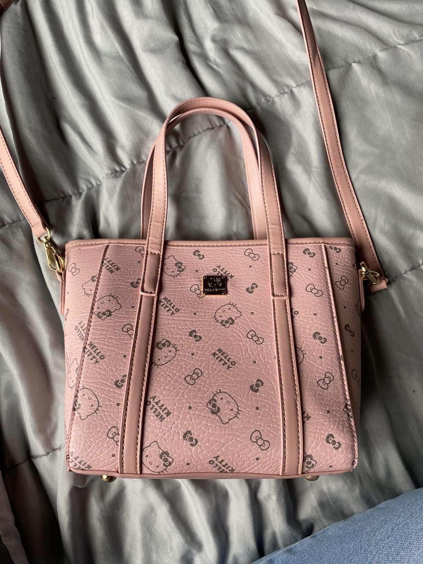 hello kitty medium sized purse