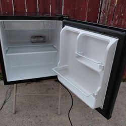 Pequeno Refrigerador Para Su Cuarto U Oficina 