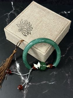 jade bracelet