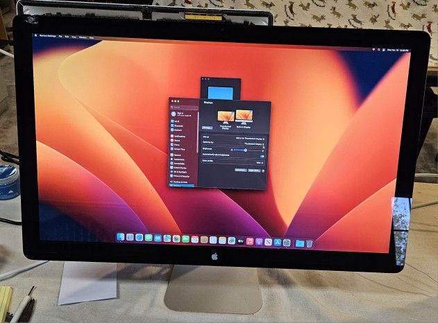 Apple 27 Inch THUNDERBOLT Monitor. Frayed Cable + Glass Damage....💯 functional... 