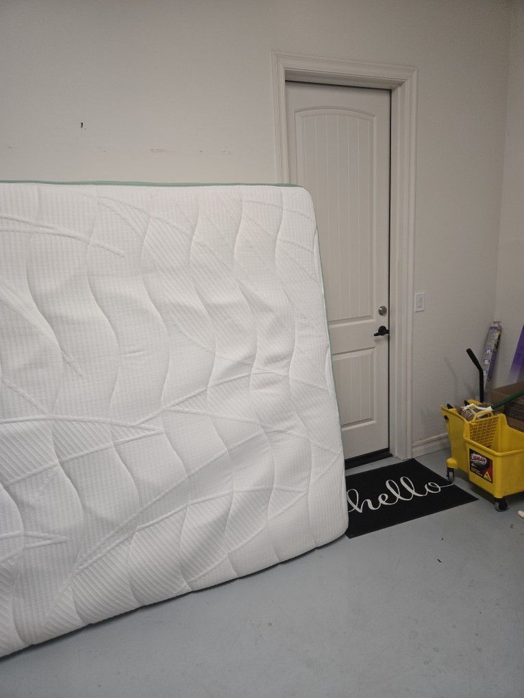 King MATTRESS FREE 74X80 1YR OLD