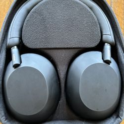 Sony XM5 headphones 