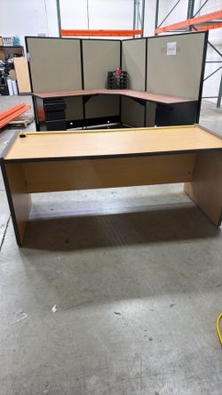 Heavy weight desk no drawers. Good condition