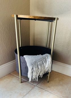 Corner table