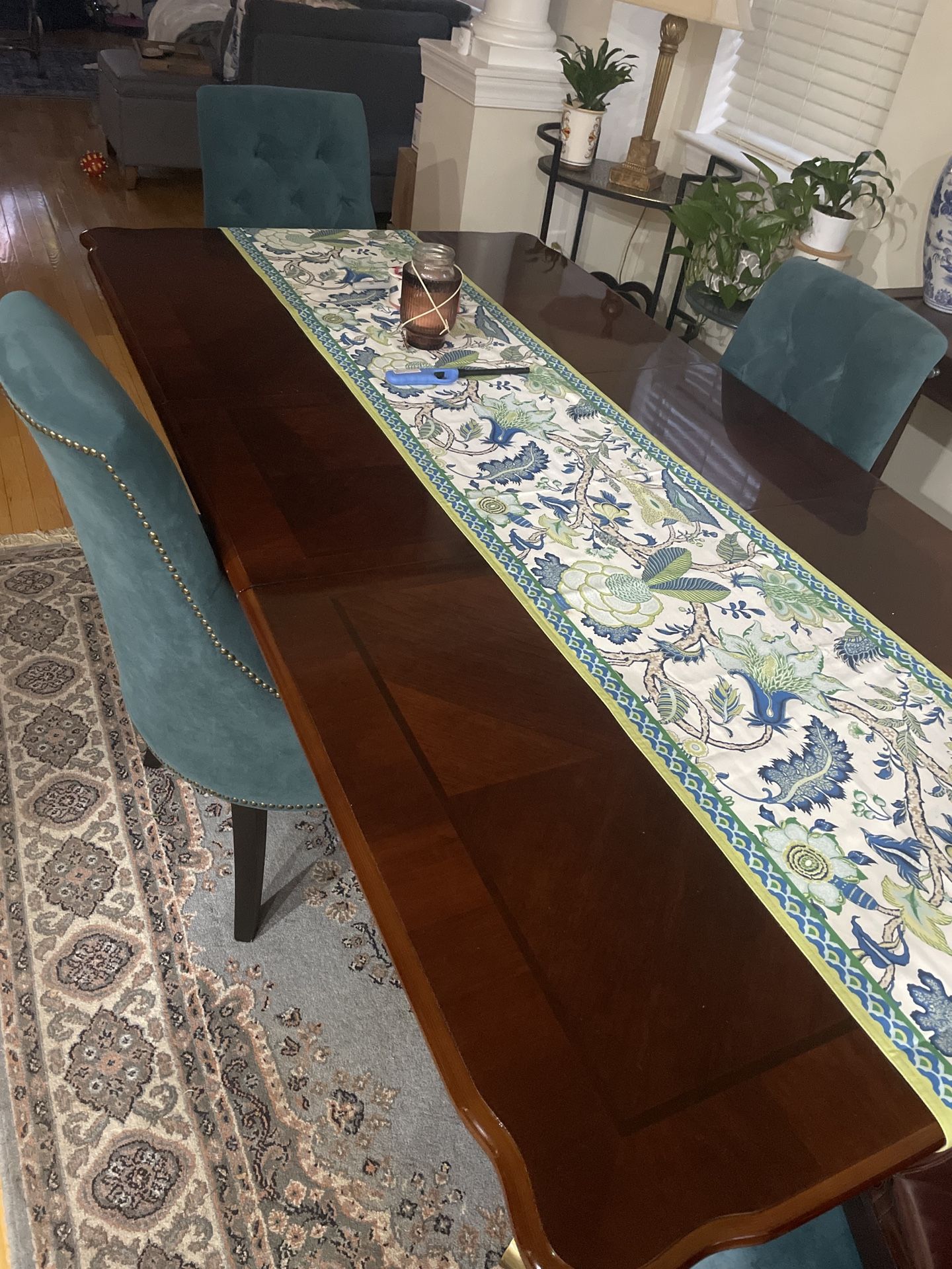 Mahogany Dinning Table Sits 6