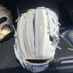 Baseball / Softball Gloves / Batting Gloves 