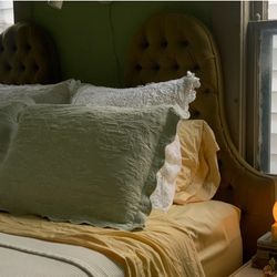 vintage tufted headboard - Make Offer 