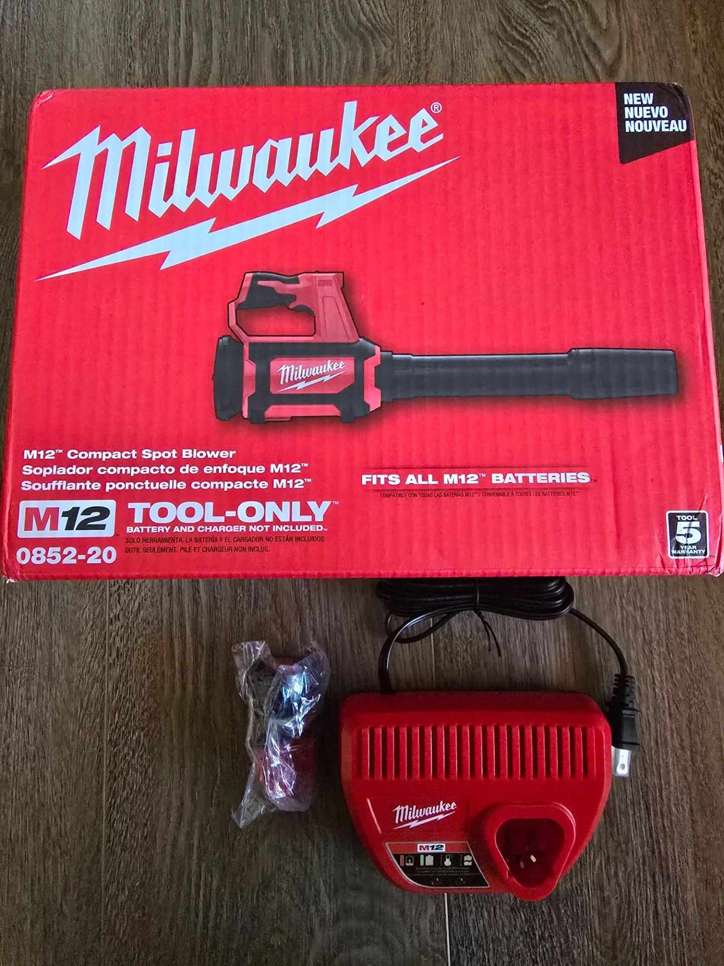 Milwaukee
Blower Cordless with 2.0 Ah Battery and Charger