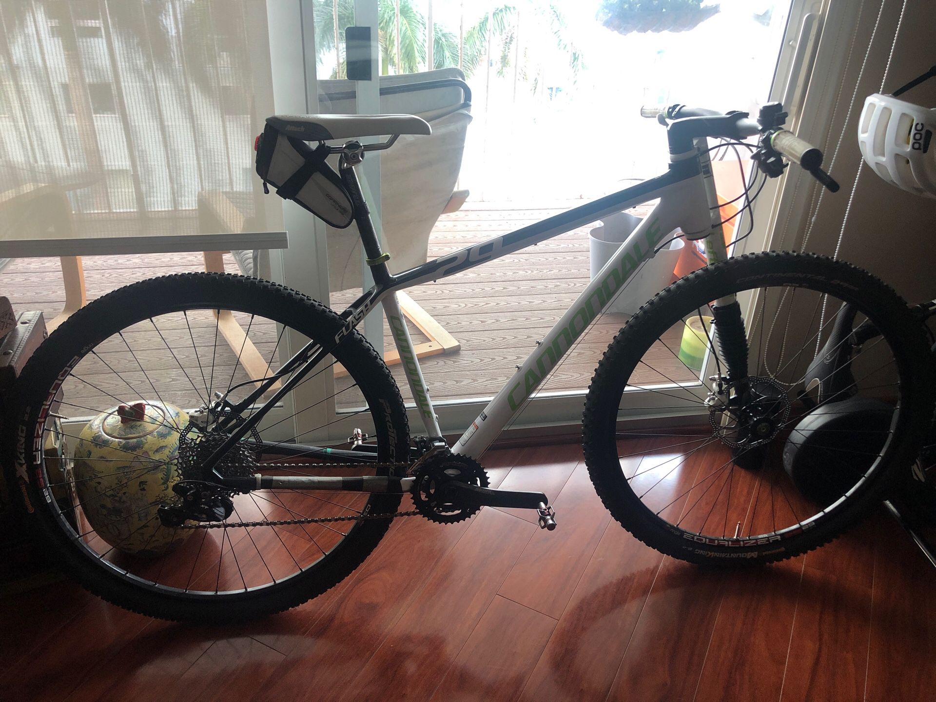 Cannondale carbon mountain bike 29” great shape