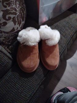 Kookaburra Slippers Size 7