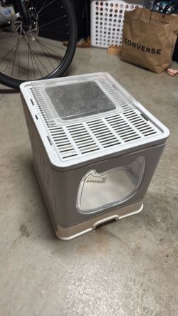 Enclosed Cat litter box