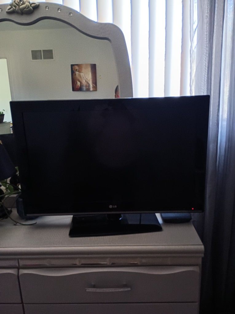 LG 32" FLAT SCREEN CABLE READY TV With Remote