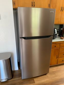 FRIGIDAIRE 18.3-cu ft Top-Freezer Refrigerator (Easycare Stainless Steel) -- GENTLY USED!