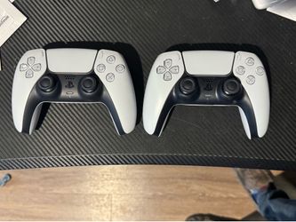 2 PS5 controllers