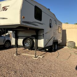2005 22FT arctic fox very clean condition