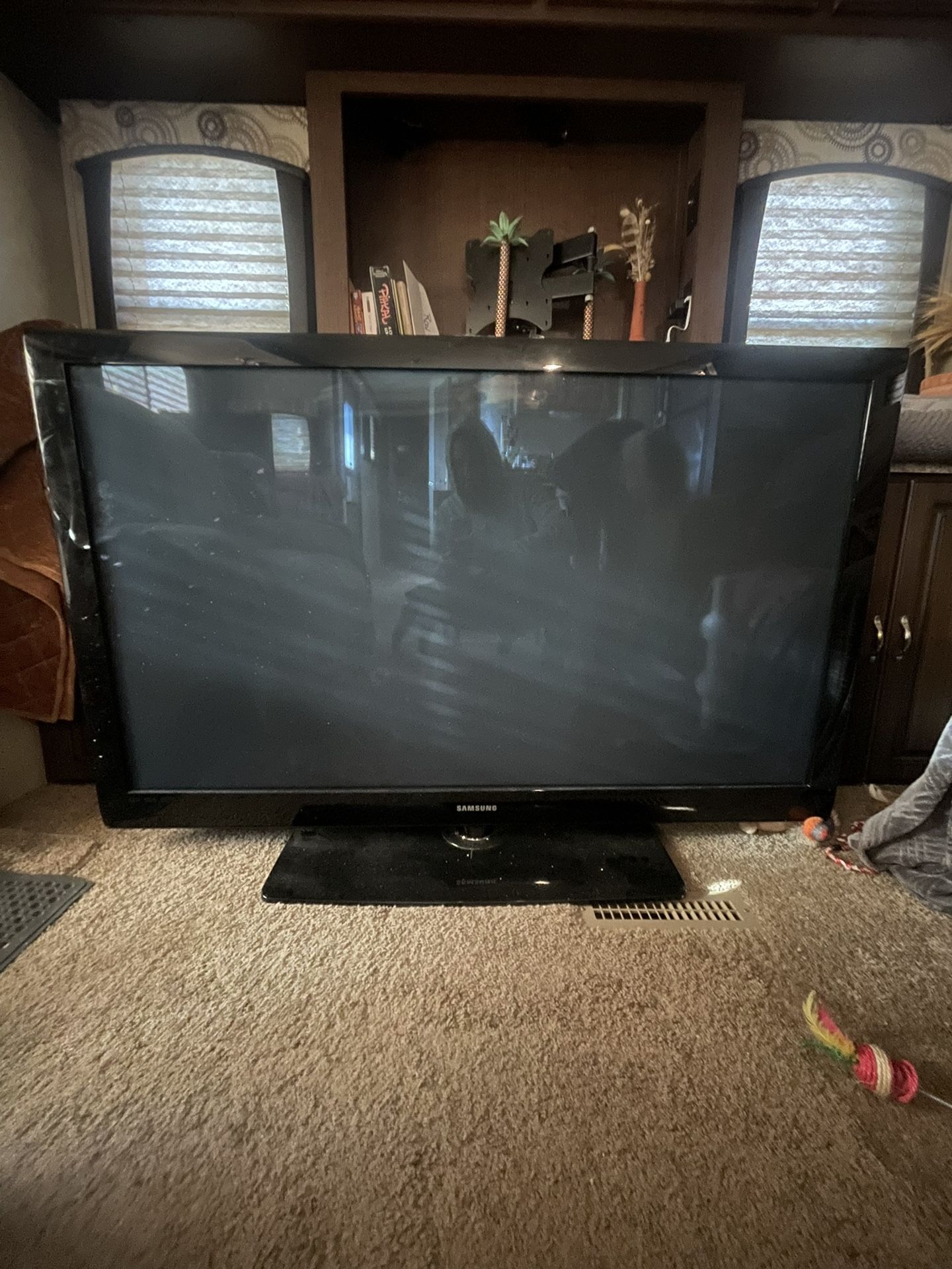 Flatscreen TV | 58-inch (huge)