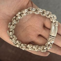 Skull-shaped bracelet