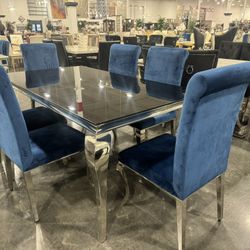 7 Pieces dining room Set / Includes: Table and 6 Velvet Chairs . 