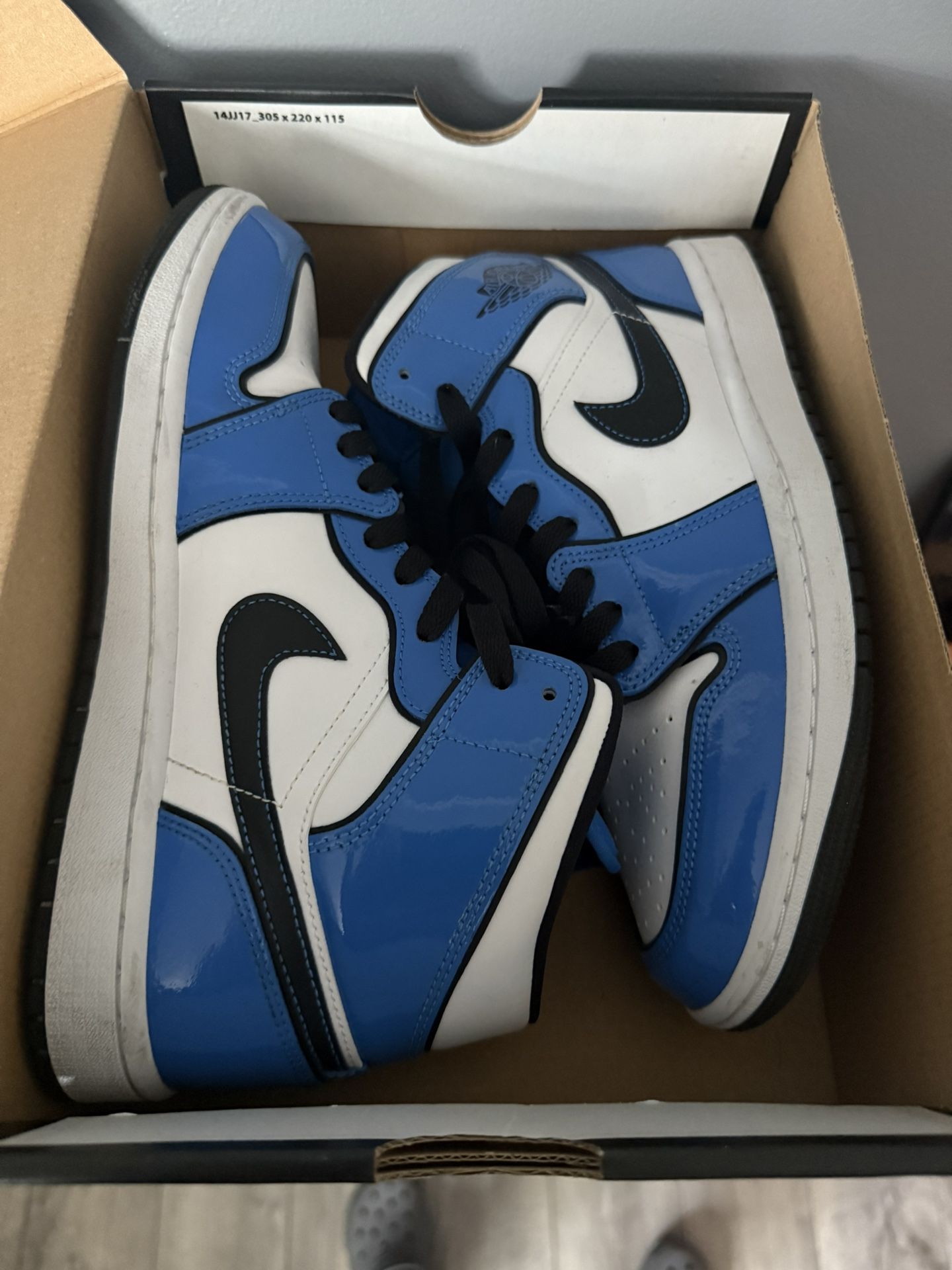 Signal Blue Jordan 1 Mid