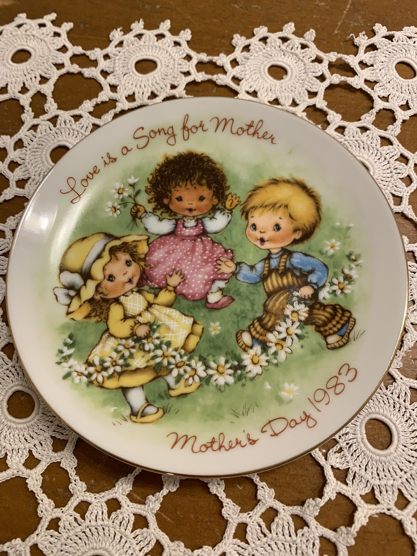 Vintage Avon 1983 Mother’s Day Plate “Love Is A Song”